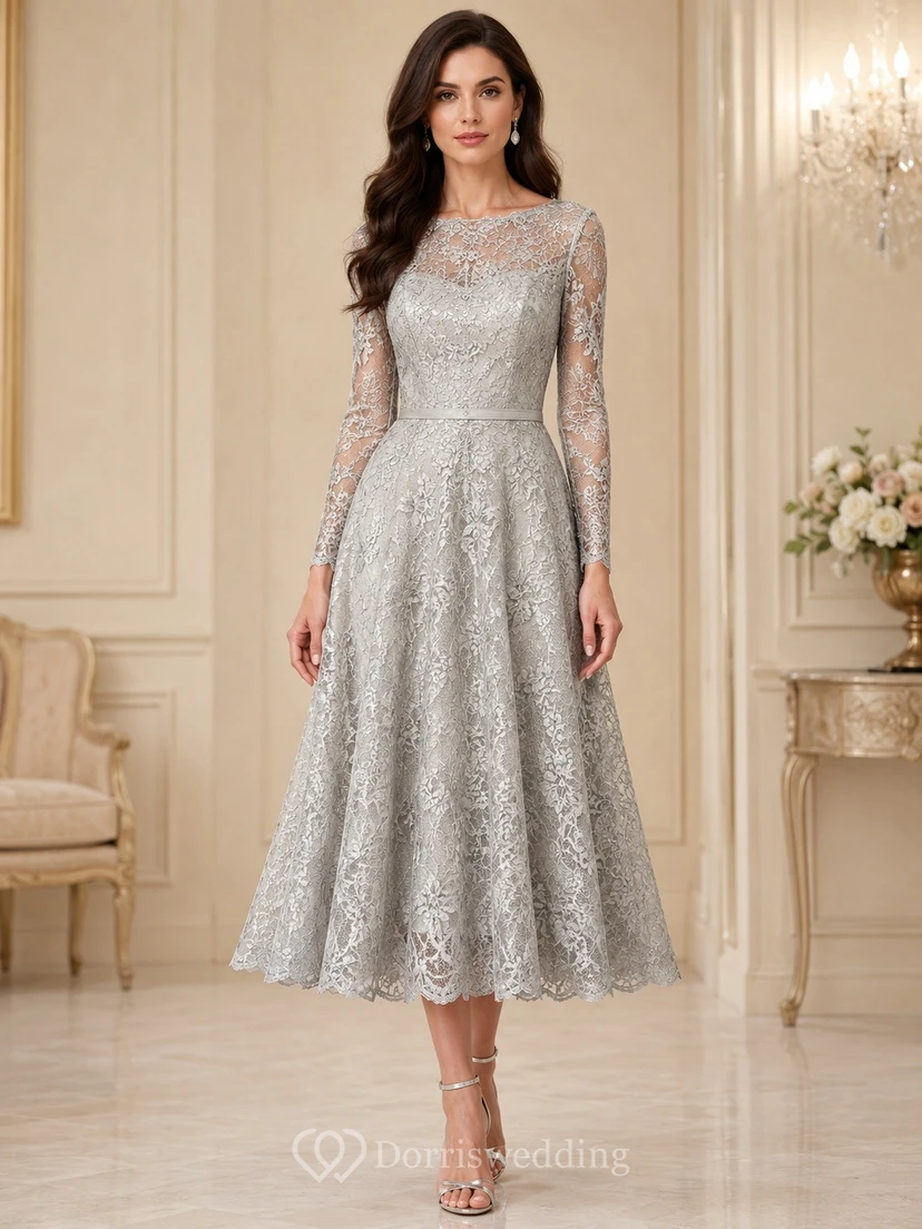 Robe de mère modeste à manches longues et coupe trapèze en dentelle argentée à effet scintillant, ornée d'un voile illusion.