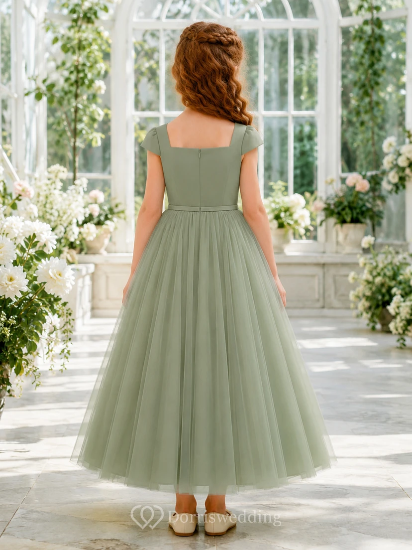 Robe de demoiselle d'honneur sans manches en tulle sauge, coupe trapèze, encolure carrée et jupe mi-longue à plis souples. view 2
