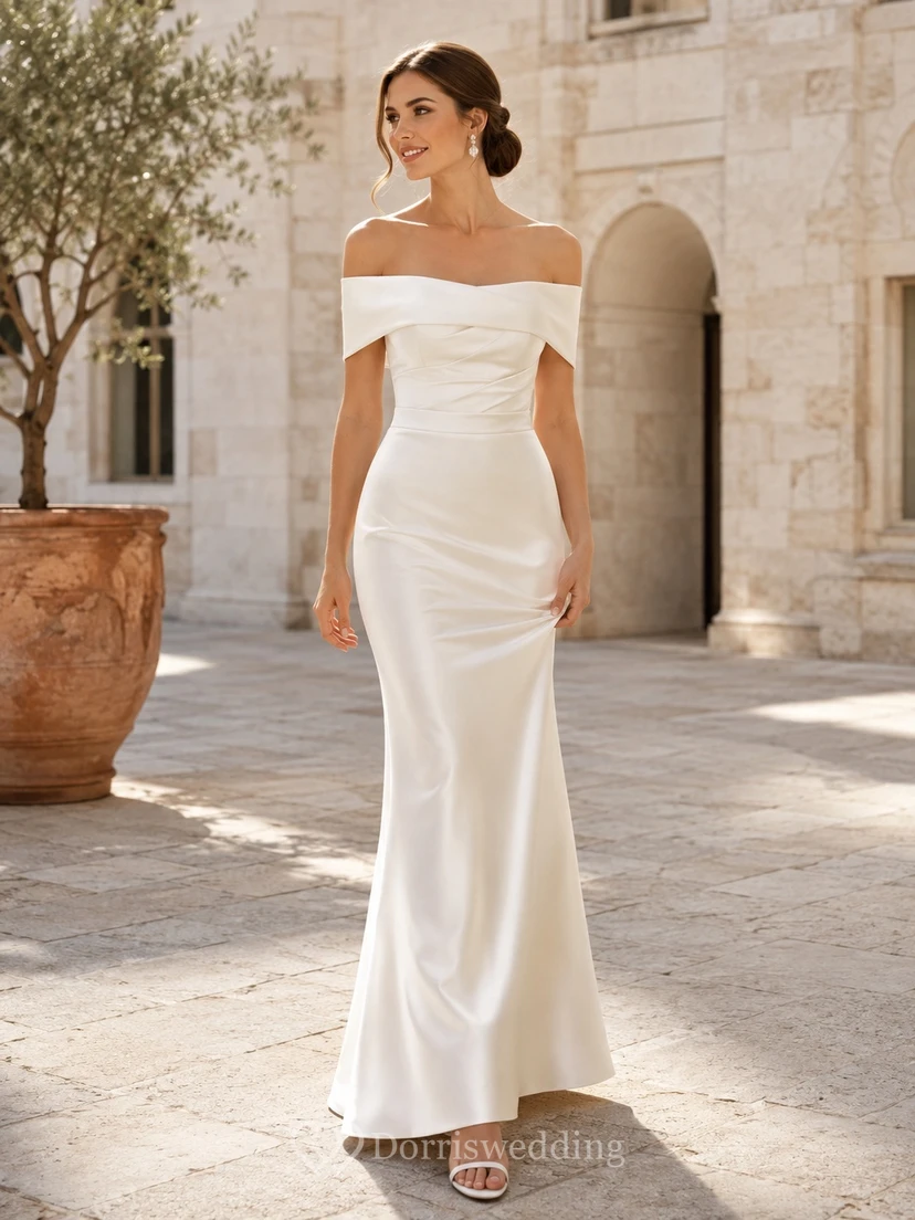 Satin-Etui-Kleid, schulterfrei, bodenlang, schlicht und modern, ideal für eine Strandhochzeit.