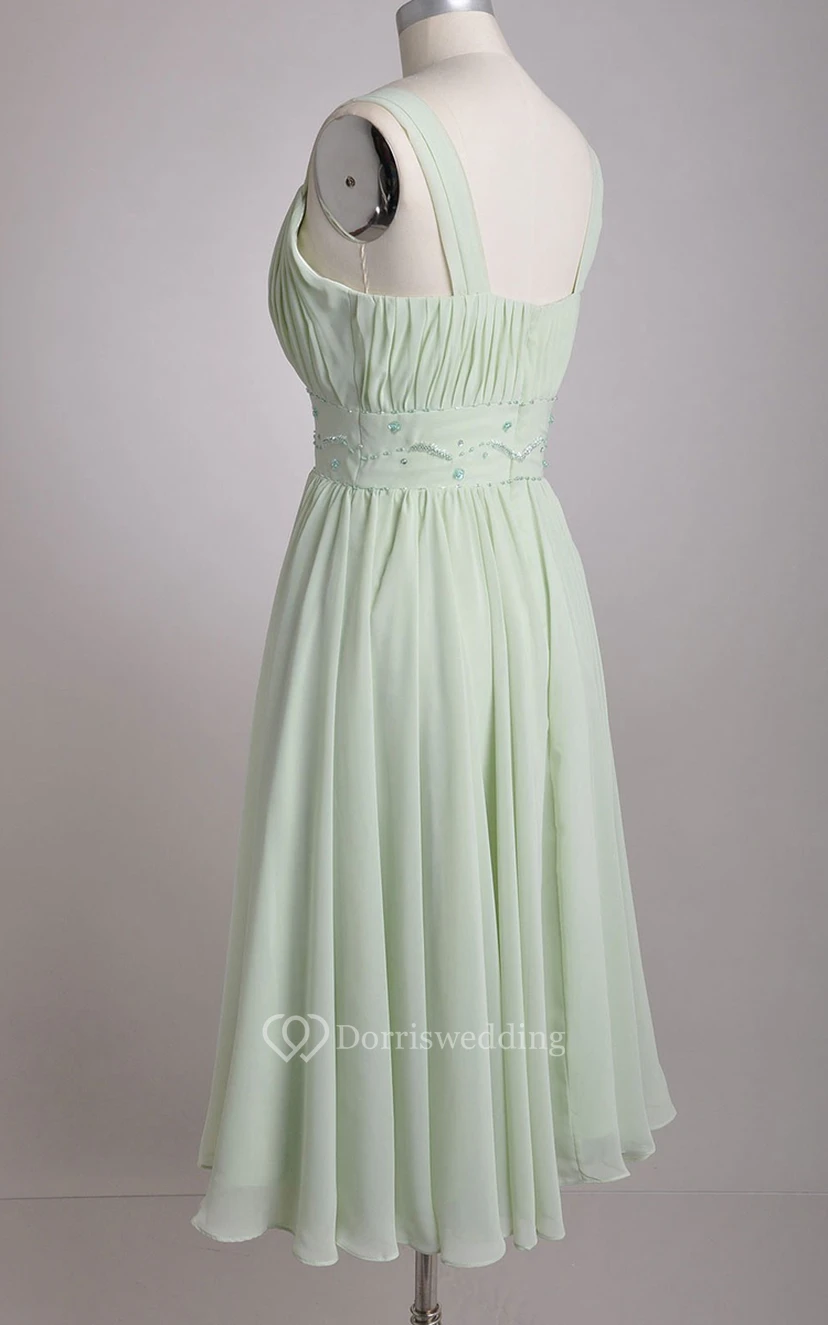 Robe de demoiselle d'honneur vert sauge en mousseline de soie, coupe trapèze, col en V et larges bretelles view 8