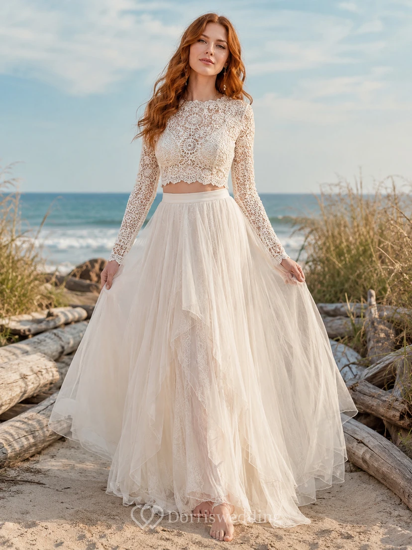 Vestido de novia de dos piezas con cuello joya, tul y encaje playero, manga larga y cola larga.