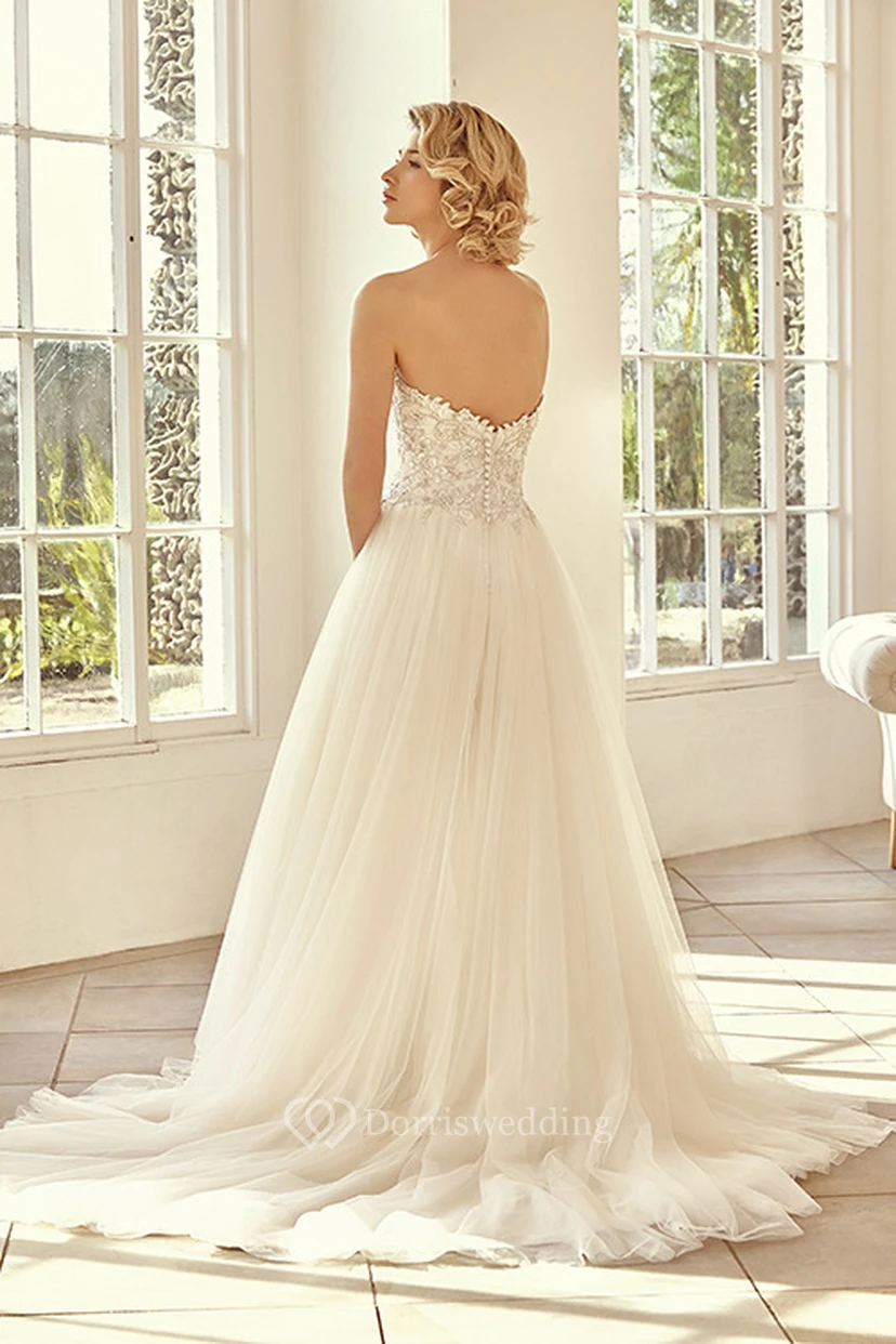 Bodenlanges, perlenbesetztes Tüll-Brautkleid mit Herzausschnitt und kleiner Schleppe view 2