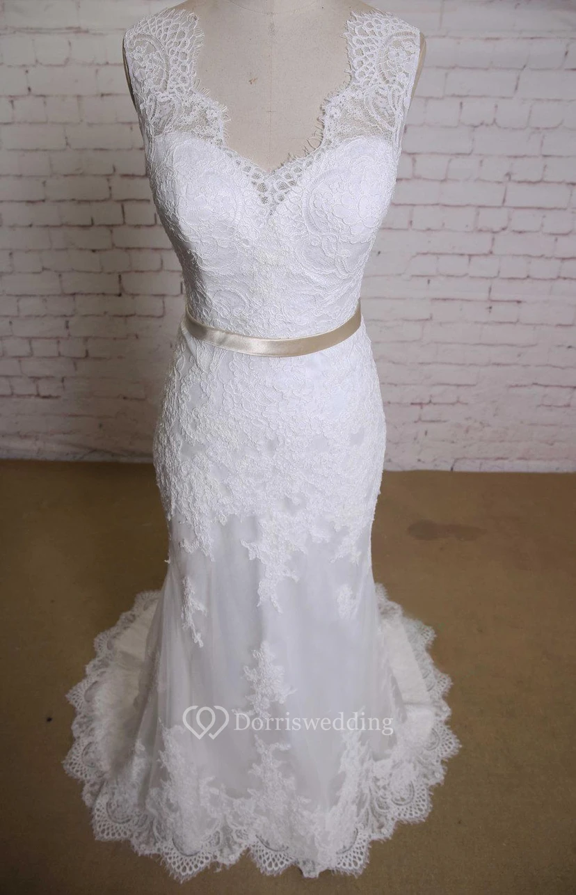 Robe sirène sans manches en dentelle à col V festonné et ceinture en satin view 3