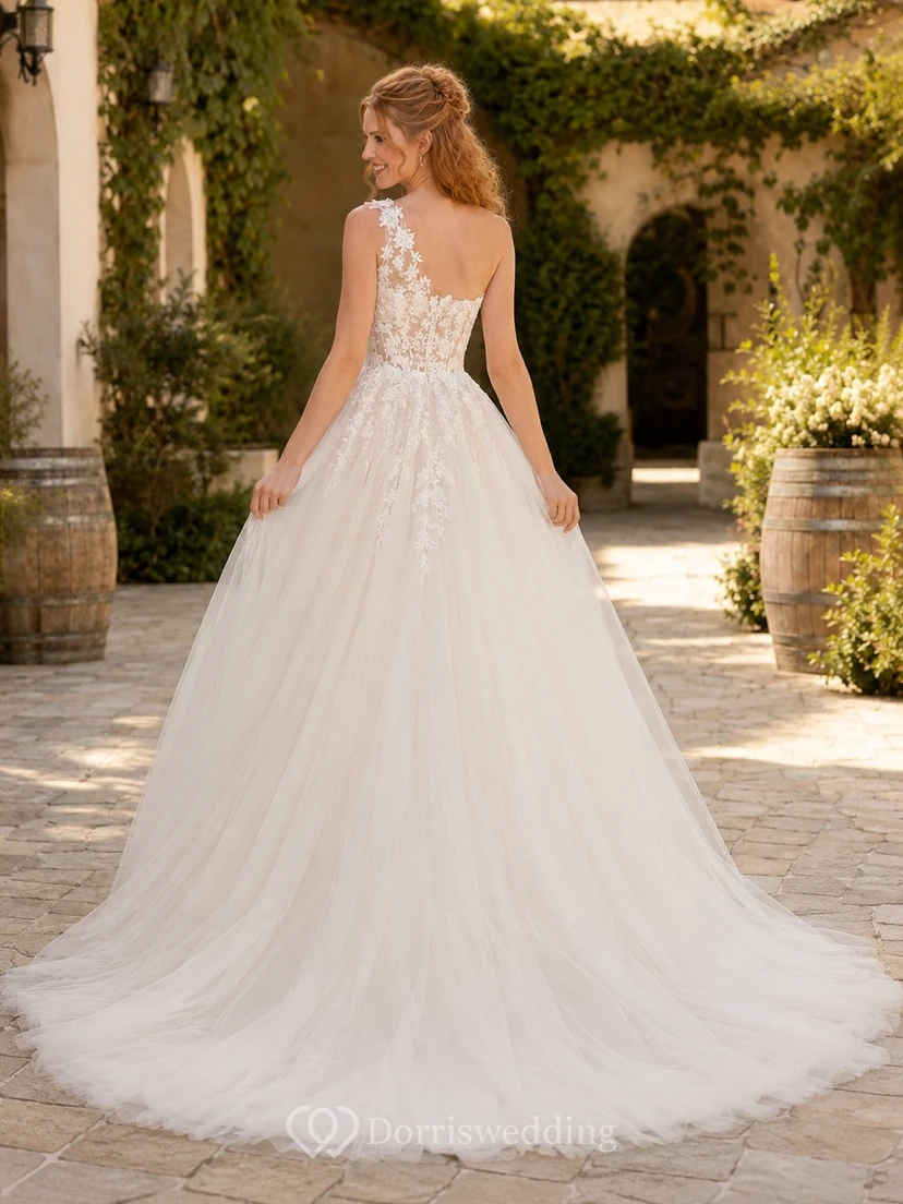 Vestido de novia de corte A con apliques florales, un solo hombro y cola de tul. view 2