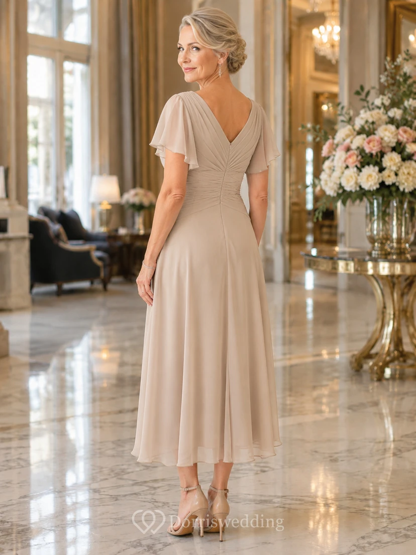 Taupefarbenes, schlichtes, elegantes Chiffonkleid in Teelänge mit V-Ausschnitt, flatternden Ärmeln und asymmetrischem Drapierungseffekt – ideal für die Mutter der Braut. view 2