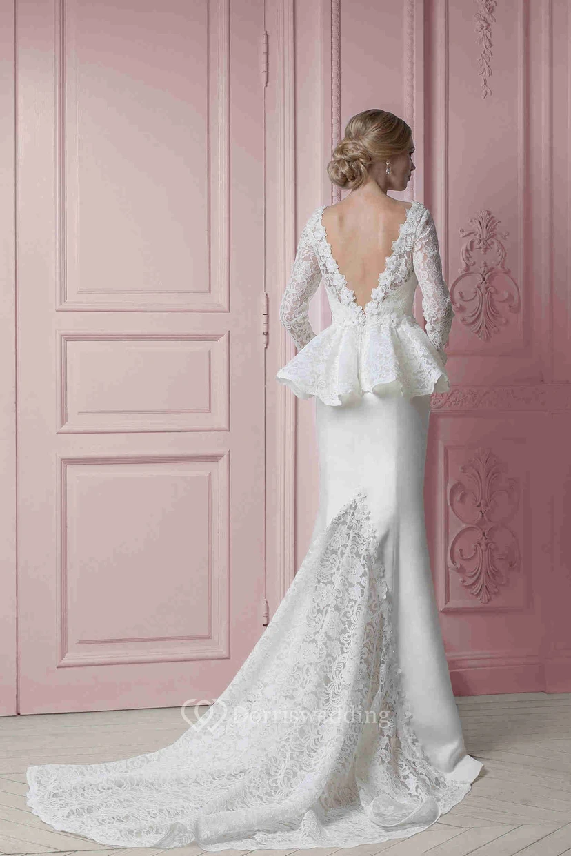 Langes, bodenlanges Brautkleid aus Satin mit Peplum, Kapellenschleppe und V-Ausschnitt am Rücken. view 2