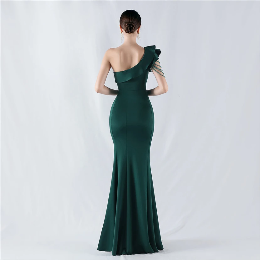Vestido de noche asimétrico de satén con escote alto y cuello oblicuo, adornado con cuentas. view 73