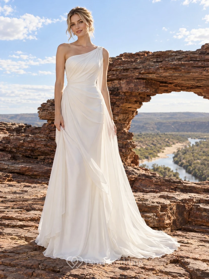 Schlichtes, einseitig schulterfreies, drapiertes Etuikleid mit Schleppe – Brautkleid für die Hochzeit