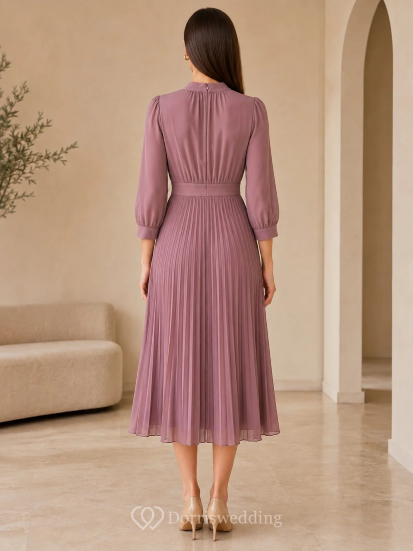 Mauvefarbenes, plissiertes Chiffonkleid mit hohem Kragen, langen Ärmeln und A-Linien-Schnitt, wadenlang, schlichtes Design view 2