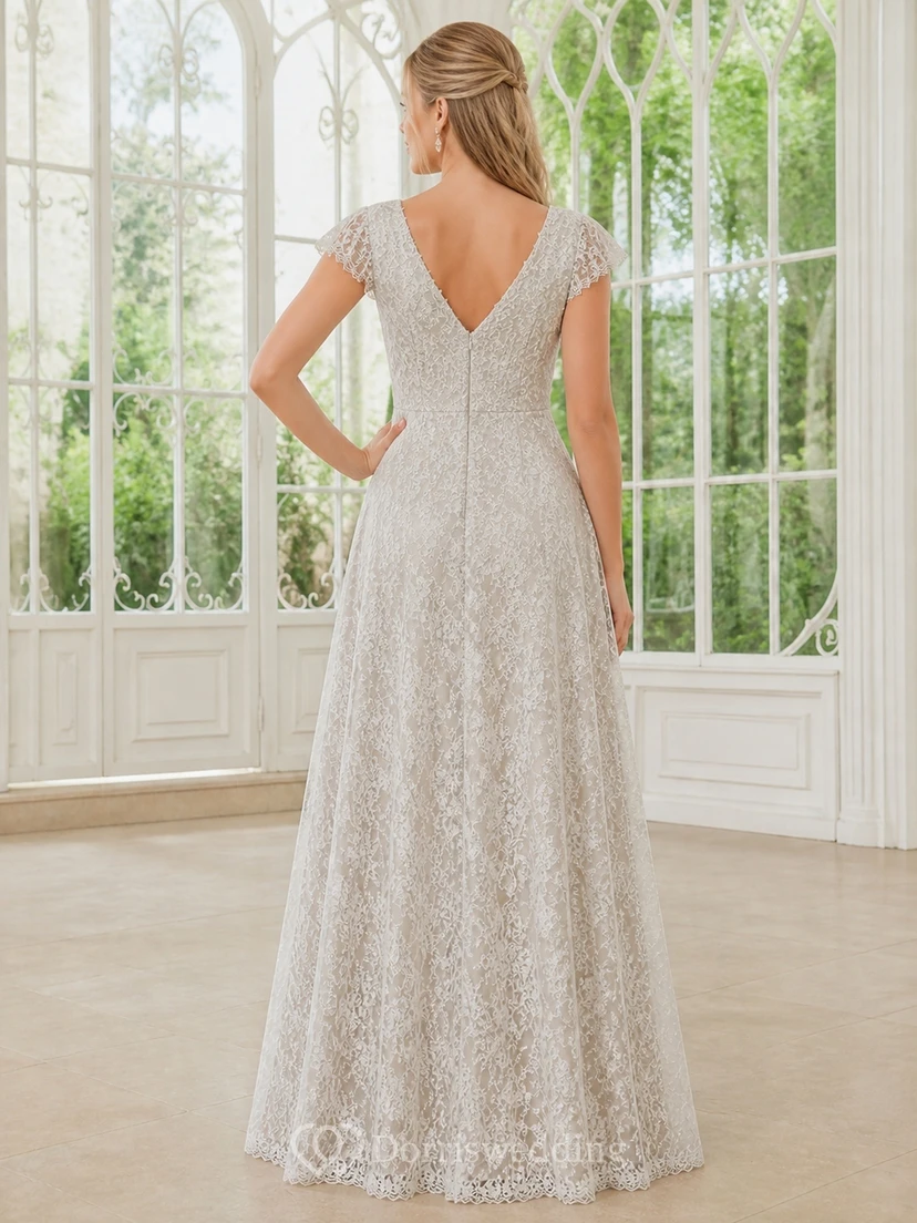 Vestido de novia sencillo y modesto de talla grande con mangas cortas de encaje festoneado y largo hasta el suelo view 2