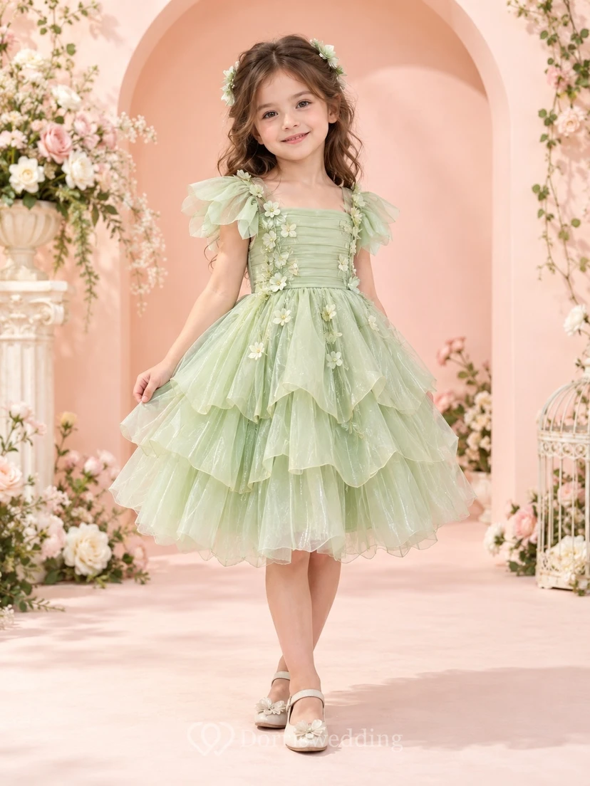 Feenhaftes mintgrünes Blumenmädchenkleid mit eckigem Ausschnitt, Rüschen und floralem Stufenrock aus Tüll