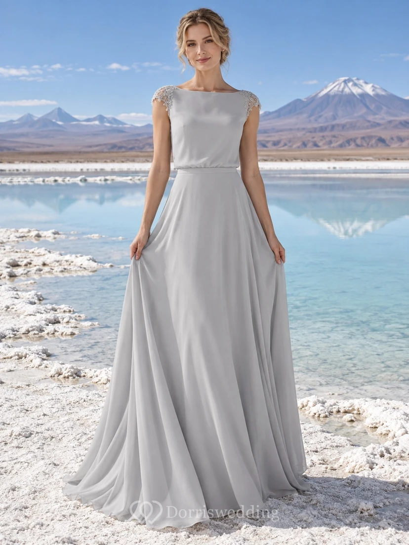 Sencillo vestido de novia plateado de corte A con escote barco y mangas cortas de encaje.
