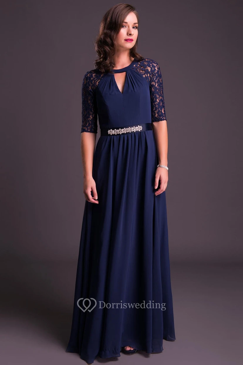 Vestido de fiesta largo hasta el suelo, de gasa, con escote redondo, mangas tres cuartos, apliques, joyas en la cintura y lazo.