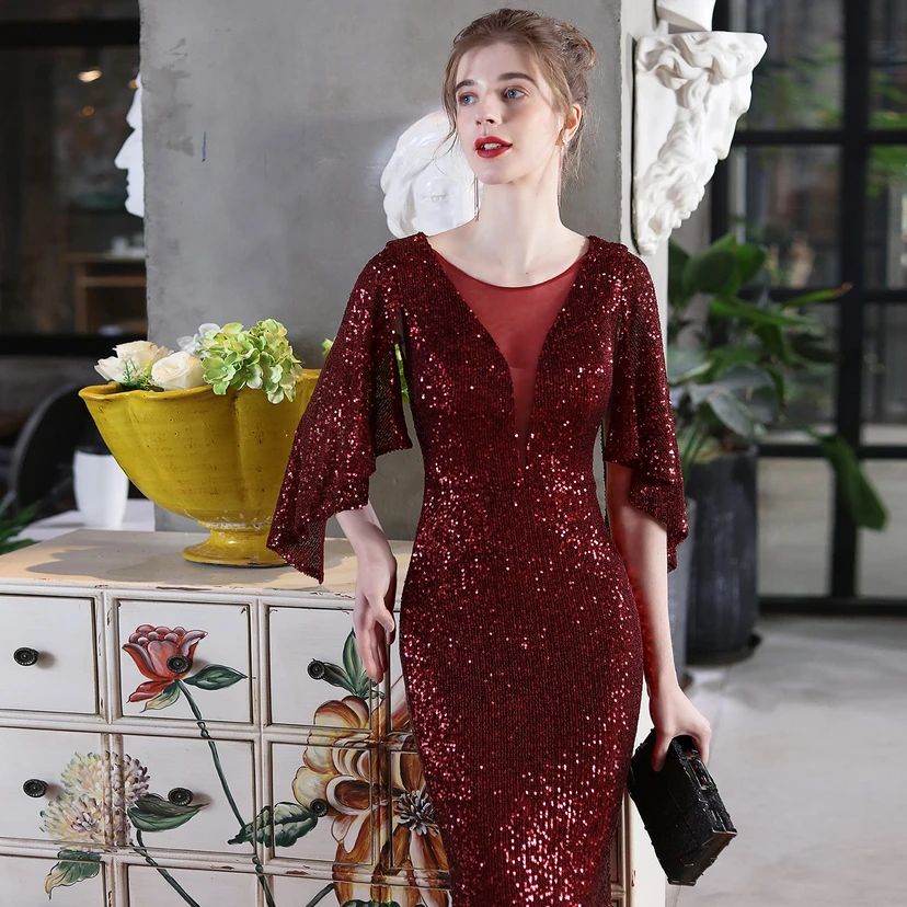 Robe de soirée élégante à paillettes, style sirène, ailes d'ange, idéale pour un banquet ou une réunion. Mannequin automobile. Robe de soirée d'été. view 49