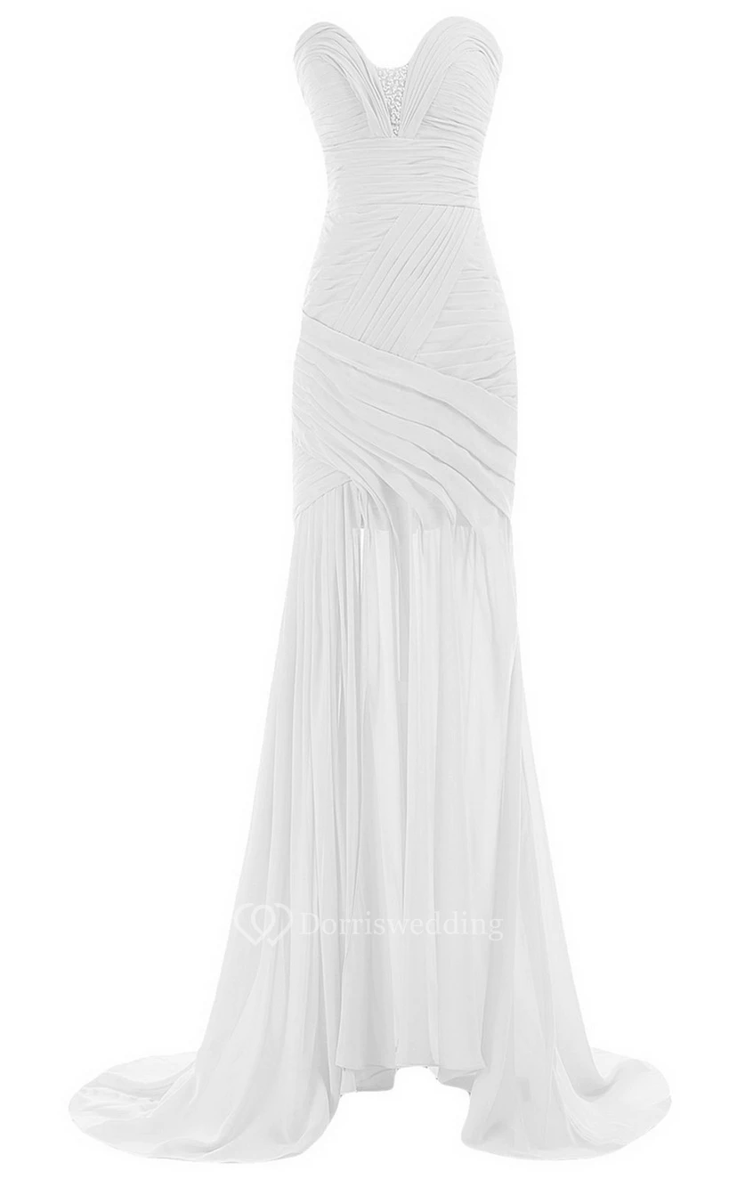 Vestido de novia con escote corazón, cola larga, fruncido y abalorios. view 4
