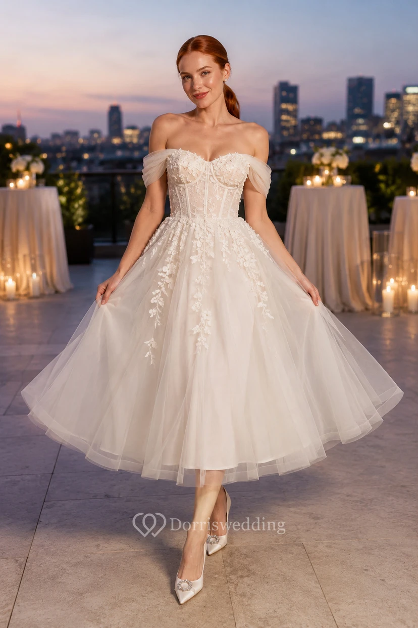 Robe de mariée mi-longue en dentelle à épaules dénudées et jupe en tulle