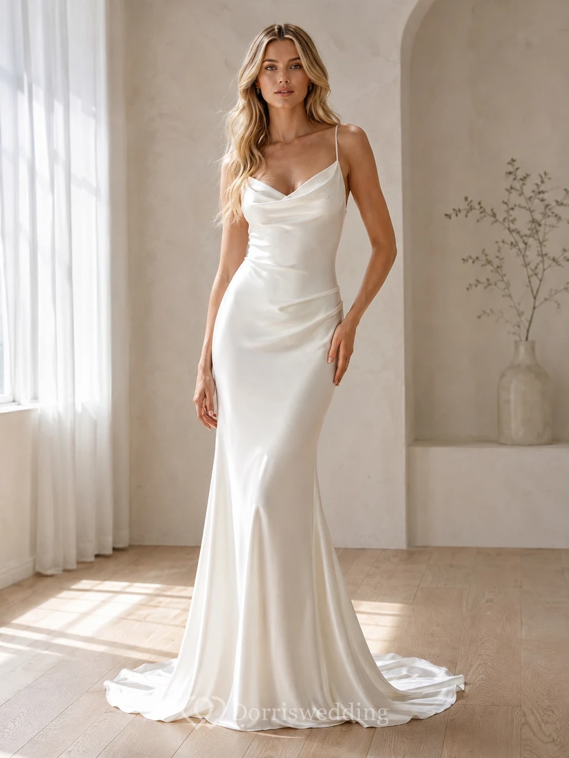 Robe de mariée sirène fluide en satin à col bénitier et fines bretelles spaghetti, décolleté plongeant en V, col châle