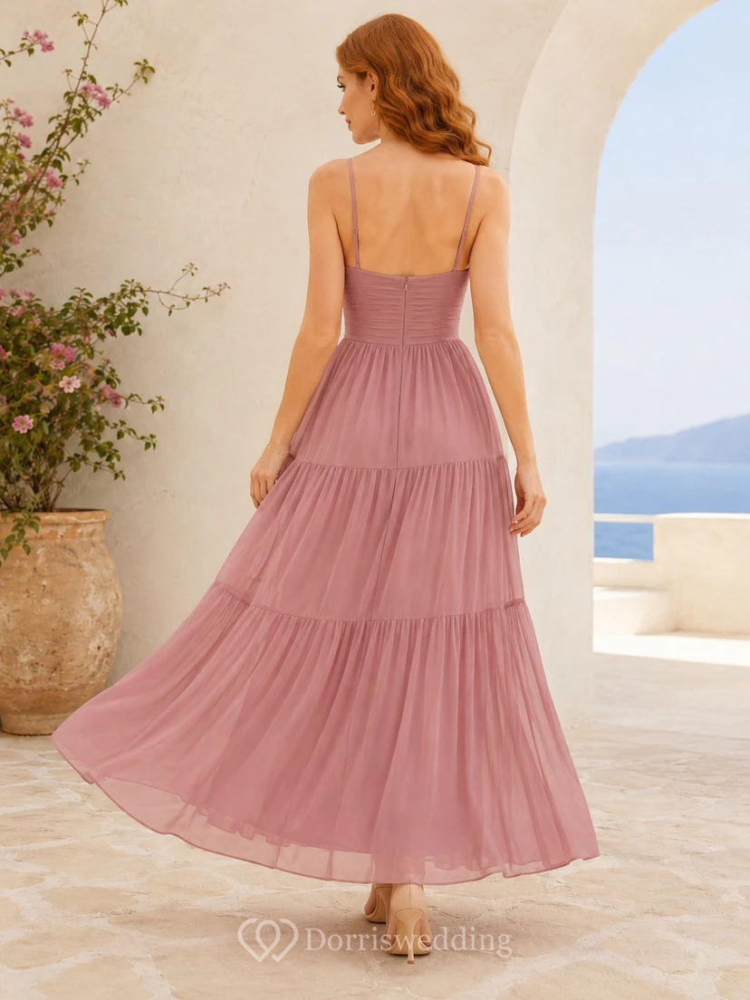 Robe fluide à bretelles spaghetti, sans manches, en mousseline rose poudré, longueur thé, à volants et coupe trapèze, sans manches. view 2