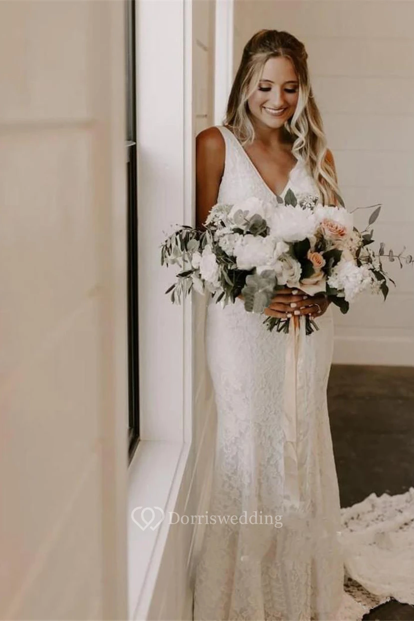 Robe de mariée bohème en dentelle vaporeuse, col en V, sans manches, traîne courte