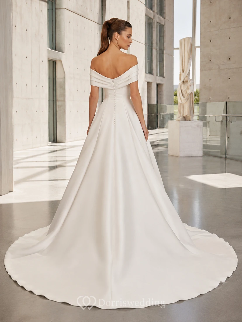 Robe de mariée en satin plissé à épaules dénudées, coupe trapèze, dos boutonné et traîne courte view 2