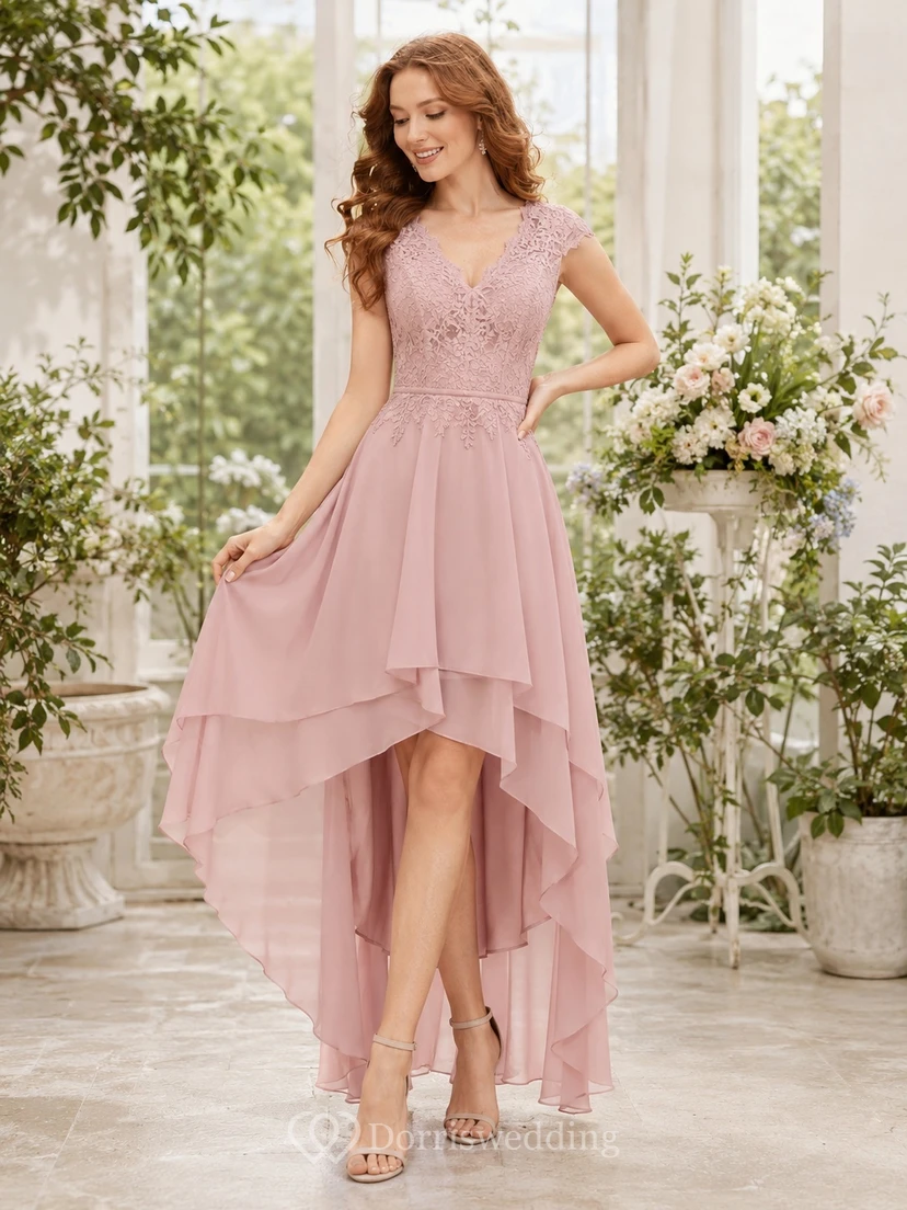 Cocktailkleid in Altrosa mit Spitzenärmeln, Stufenrock und Rüschen, asymmetrischem Saum und A-Linien-Schnitt