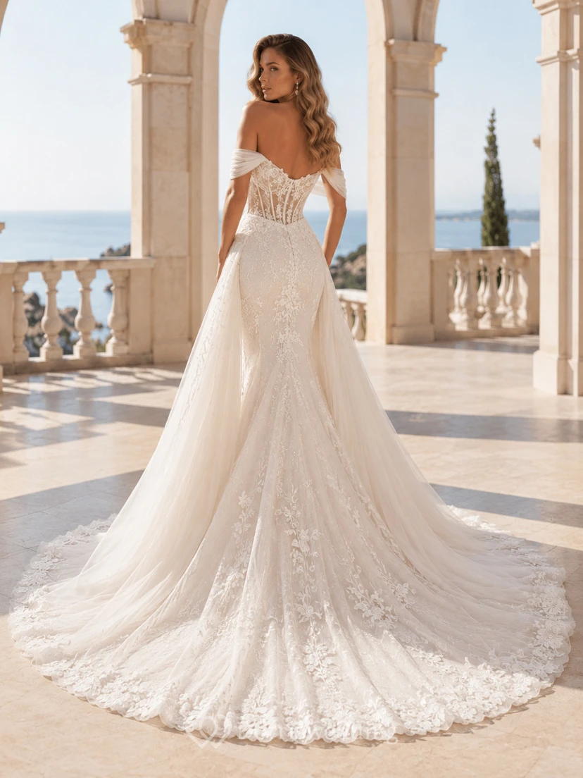 Robe de mariée sirène luxueuse en dentelle florale à épaules dénudées et manches courtes, ornée d'une traîne cathédrale festonnée, ornée d'une robe de mariée de luxe en dentelle florale à épaules dénudées et manches courtes. view 2
