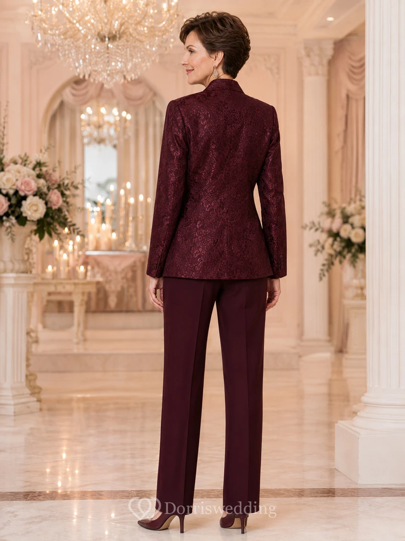 Burgunderfarbener, taillierter Hosenanzug mit geradem Bein, geradem Bein, tailliertem Blazer mit langen Ärmeln und drapiertem Wasserfallkragen im Vintage-Stil für die Mutter der Braut. view 2