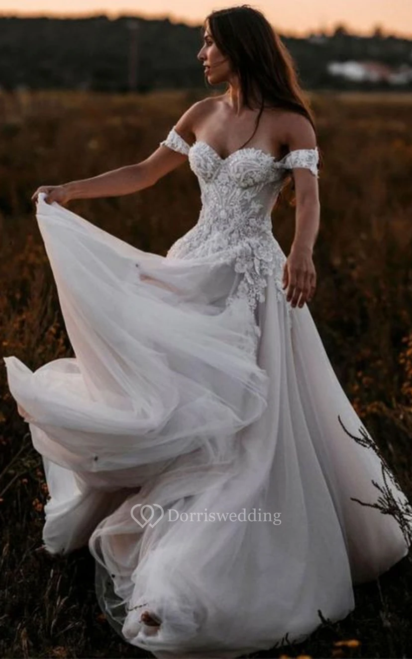 Robe de mariée bohème en tulle, coupe trapèze, épaules dénudées, ornée d'appliqués, idéale pour la plage view 3