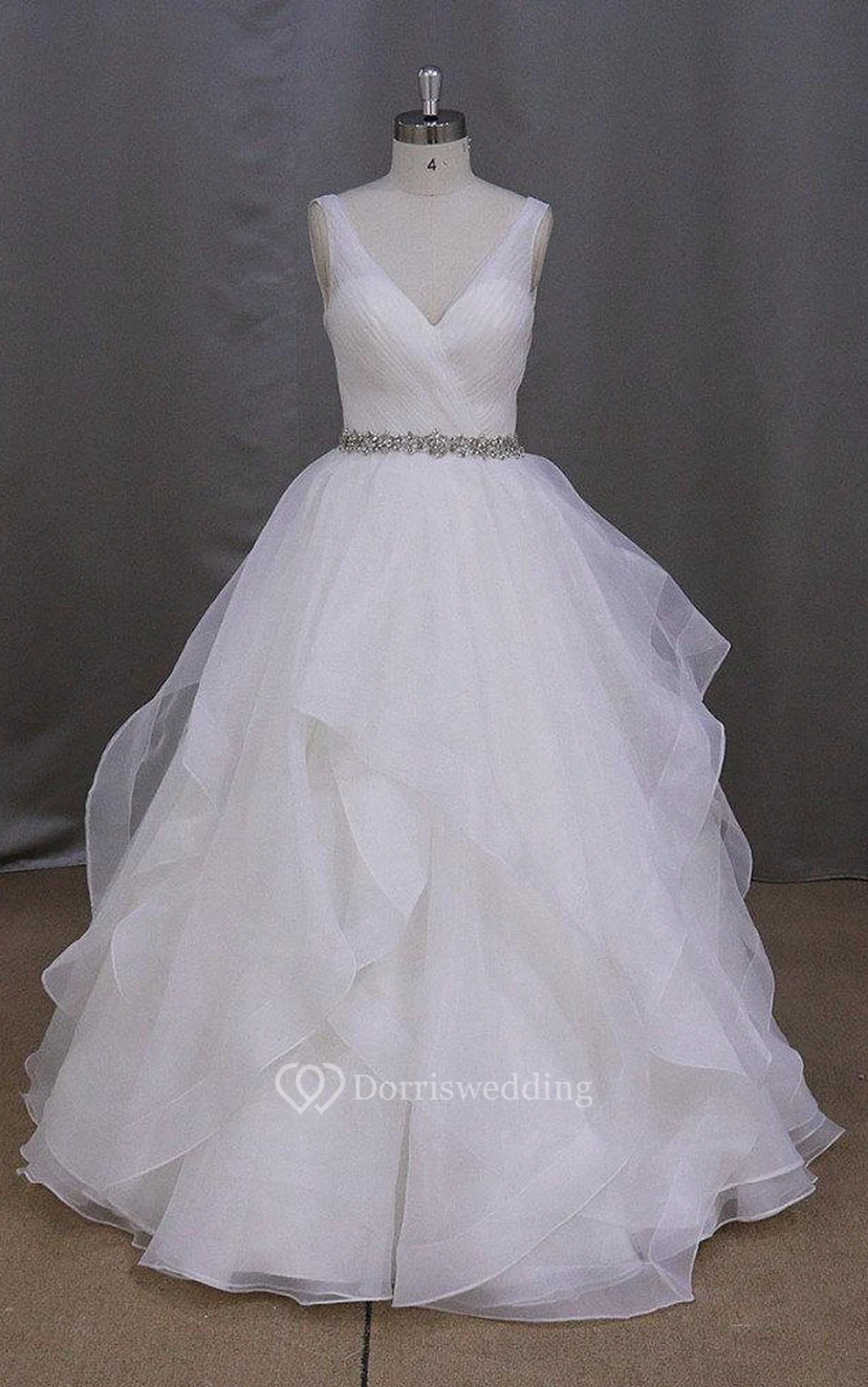Robe sans manches en organza à col en V, ornée de volants et d'une ceinture perlée