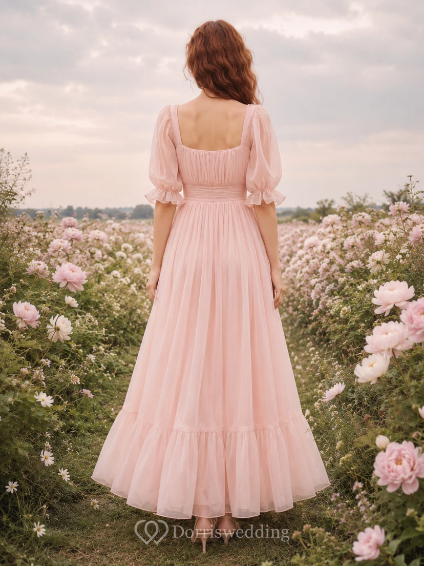 Robe de soirée en mousseline rose poudré à manches bouffantes et col carré, style portrait view 2
