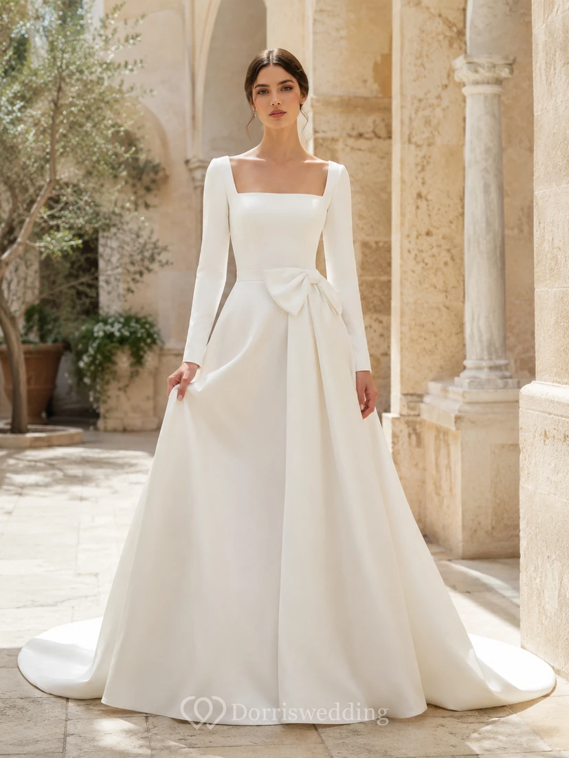 Robe de mariée moderne en satin, coupe trapèze carrée, taille chapelle, boutonnage raffiné au dos.