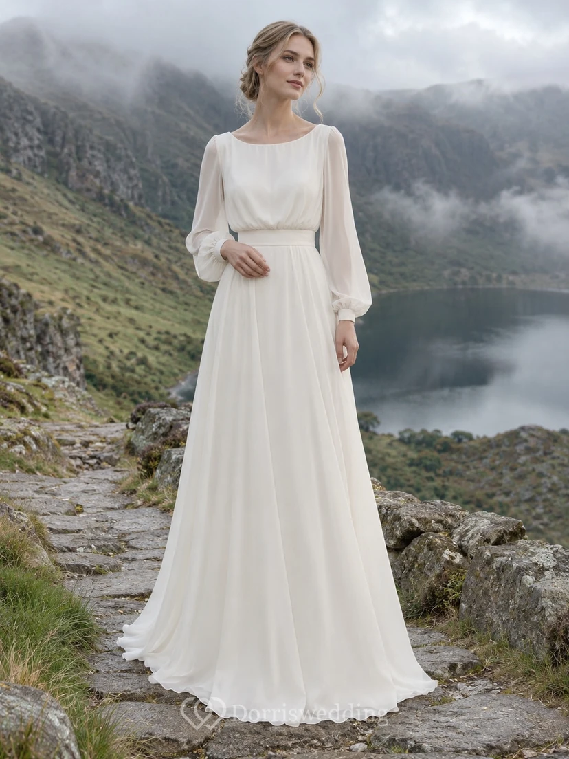 Vestido de novia sencillo de gasa con escote joya, corte en A, mangas largas, fruncido y cola.