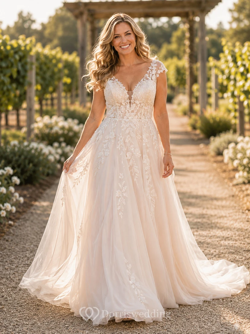 Vestido de novia romántico con escote en V, encaje y tul, corte en A, mangas cortas y cola larga.