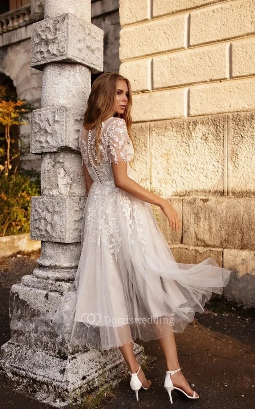 Robe de mariée romantique en dentelle, longueur thé, manches courtes et jupe en tulle view 5
