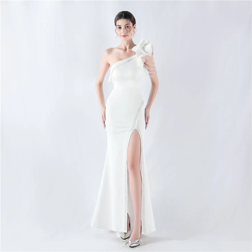 Vestido de noche con cuello oblicuo, hombros con estampado de hojas de loto, bordado artesanal y diamantes, ideal para la celebración de la reunión anual. view 50