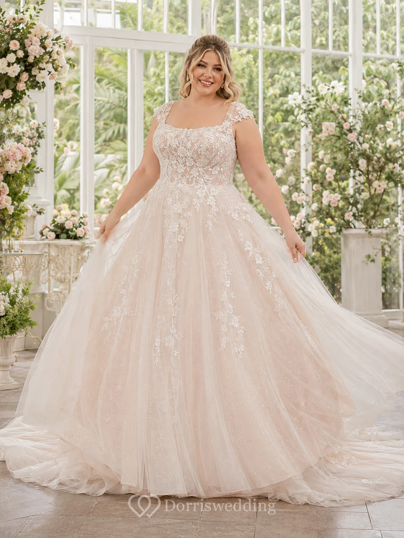 Robe de mariée grande taille en dentelle et tulle, col carré, manches courtes et traîne chapelle