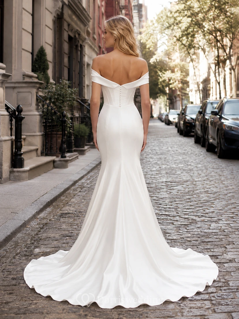 Robe de mariée minimaliste en satin, fourreau épaules dénudées, traîne et fente. view 2