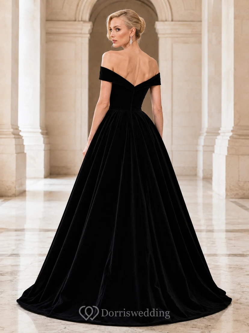Schwarzes, schulterfreies, herzförmiges Samt-Ballkleid mit Schlitz und Falten für den Empfang view 2