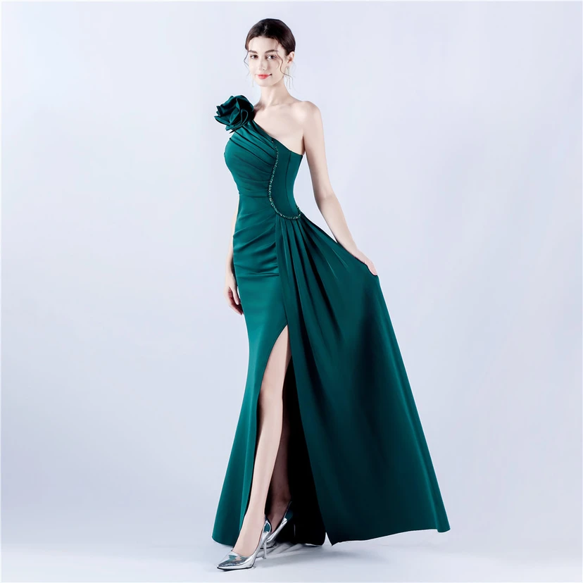 Vestido de noche de satén plisado con hombros descubiertos y escote alto, bordado a mano con cuentas y flores, para mujer. view 21