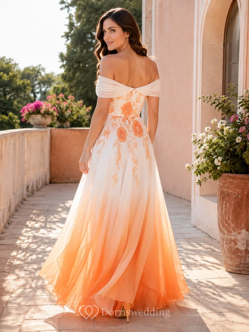 Robe de soirée romantique longue en mousseline à fleurs orange et blanche, épaules dénudées, coupe trapèze, style A, idéale pour une invitée. view 2