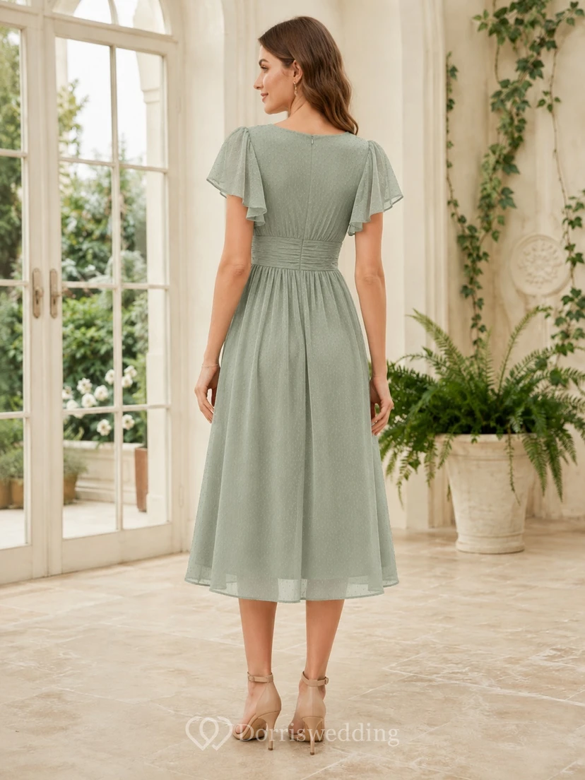Robe d'invitée décontractée en mousseline sauge, col V, manches pétales, coupe trapèze, longueur thé, idéale pour un jardin. view 2