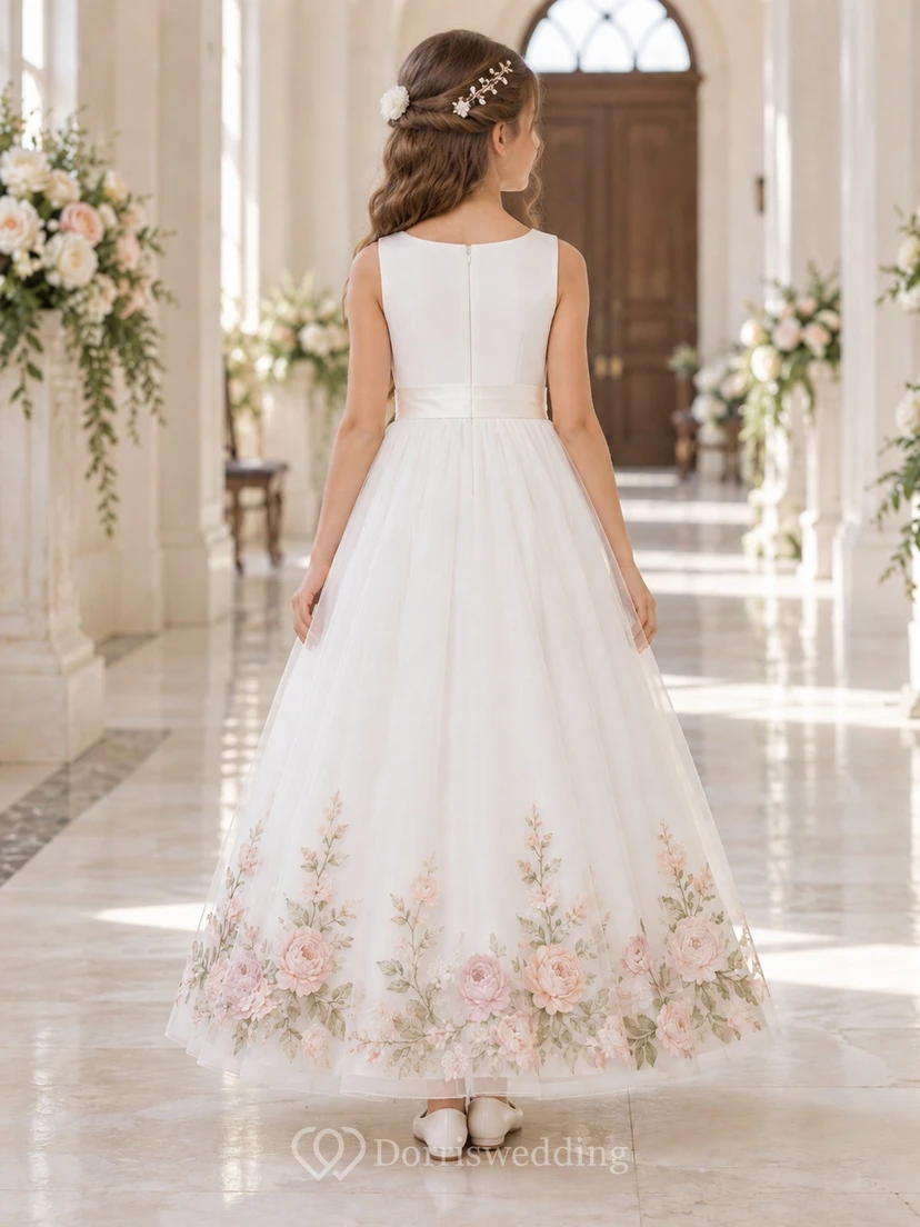 Vestido de niña de flores color marfil, corte en A, tul, largo hasta los tobillos, sin mangas, con cintura elástica y dobladillo bordado con motivos botánicos. view 2