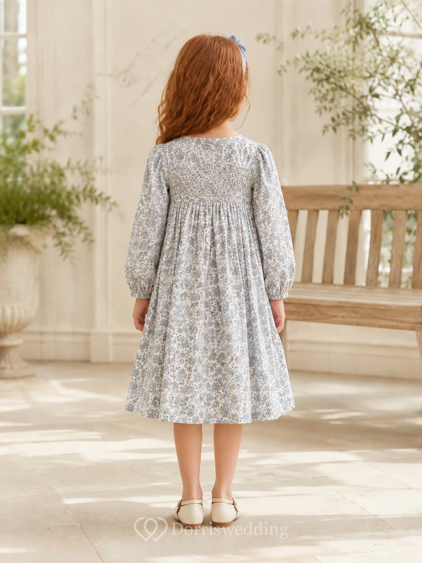 Robe de demoiselle d'honneur bleu acier en mousseline, coupe trapèze, manches longues simples, encolure bijou et jupe longueur genou à plis souples. view 2