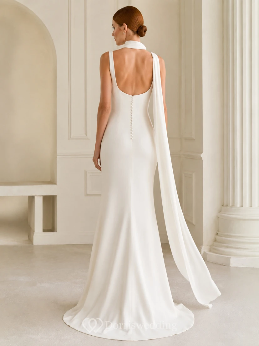 Robe de mariée fourreau en satin, col carré, sans manches, traîne. view 2