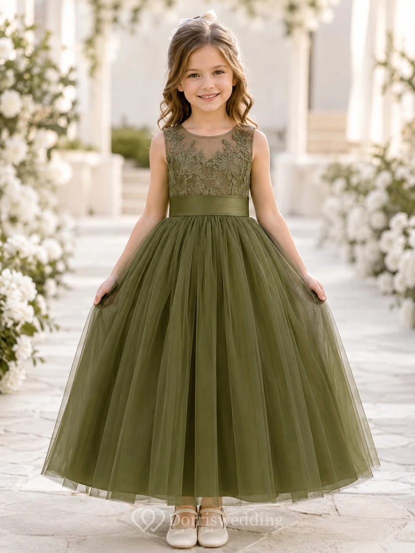 Robe de demoiselle d'honneur en tulle et dentelle vert olive, coupe trapèze, sans manches, ornée d'appliqués floraux et d'un nœud.