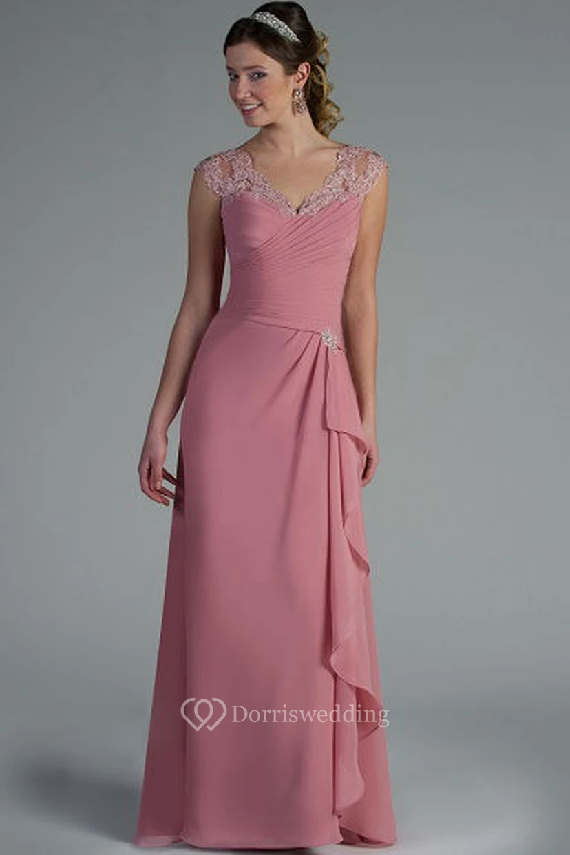Robe longue en mousseline de soie pour la mère de la mariée, ornée d'appliqués, col en V et manches courtes, avec drapé latéral.