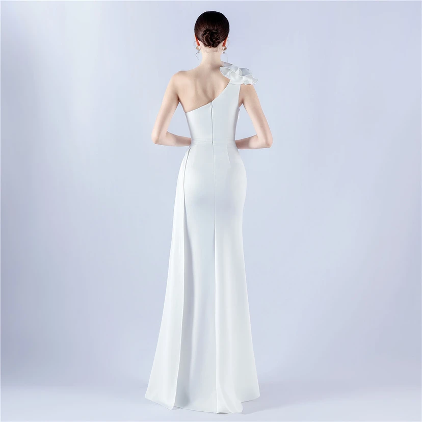 Robe de soirée ornée de perles et de diamants, avec épaulettes à motif feuille de lotus et col oblique, idéale pour la célébration de la réunion annuelle. view 6