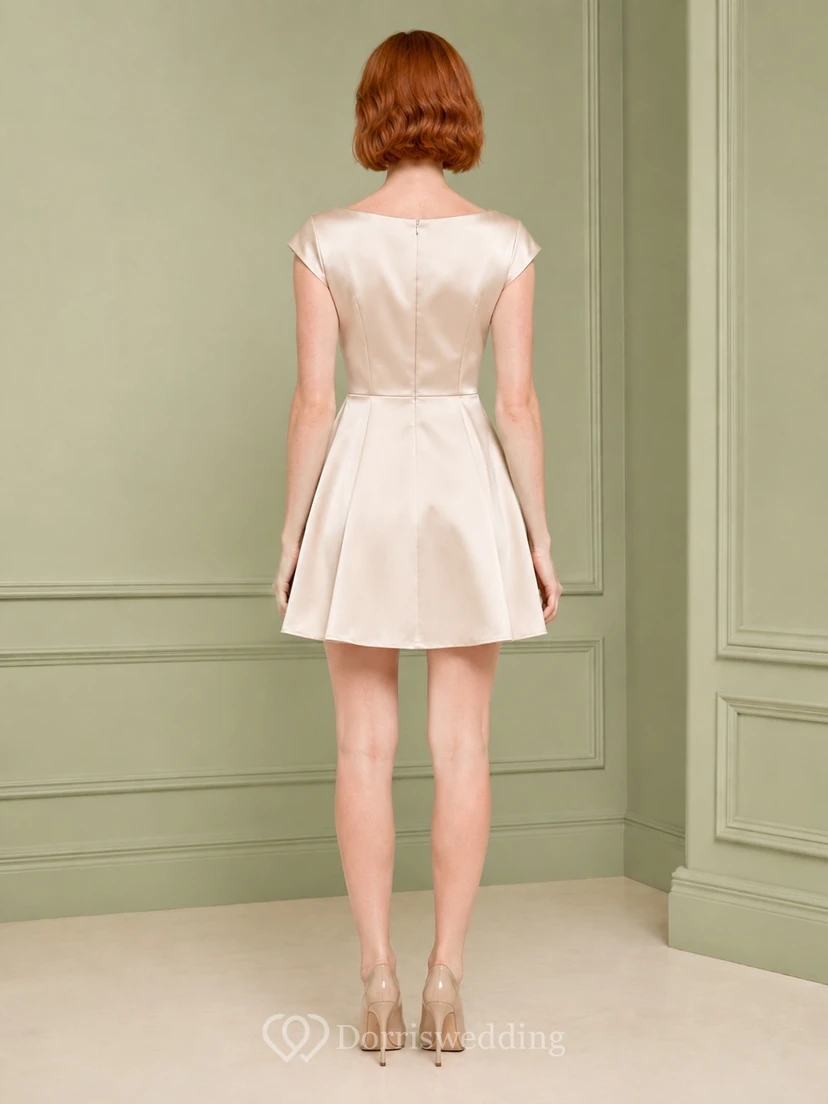 Robe de cocktail de bal de fin d'année en satin champagne, coupe trapèze, col bateau et manches courtes view 2
