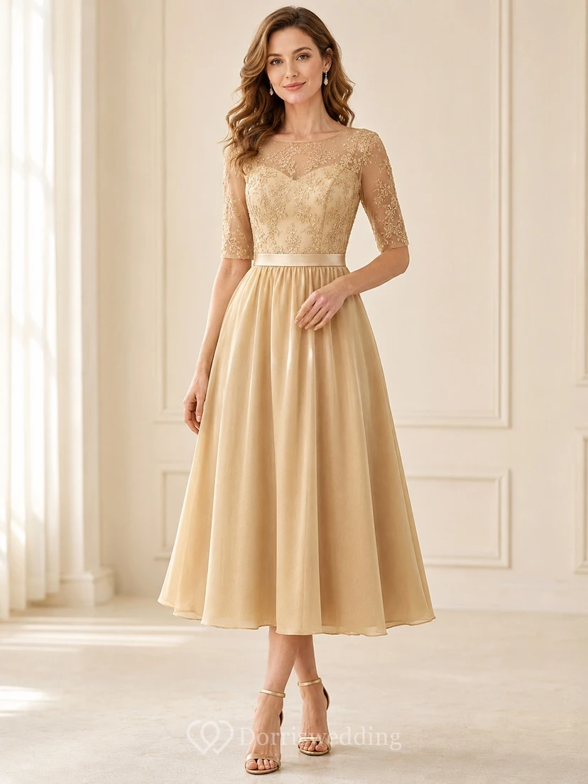 Vestido formal modesto de satén con cuello joya, mangas tres cuartos y encaje, corte en A, largo hasta la rodilla, color champán.