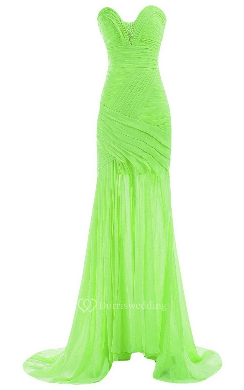 Vestido de novia con escote corazón, cola larga, fruncido y abalorios. view 13